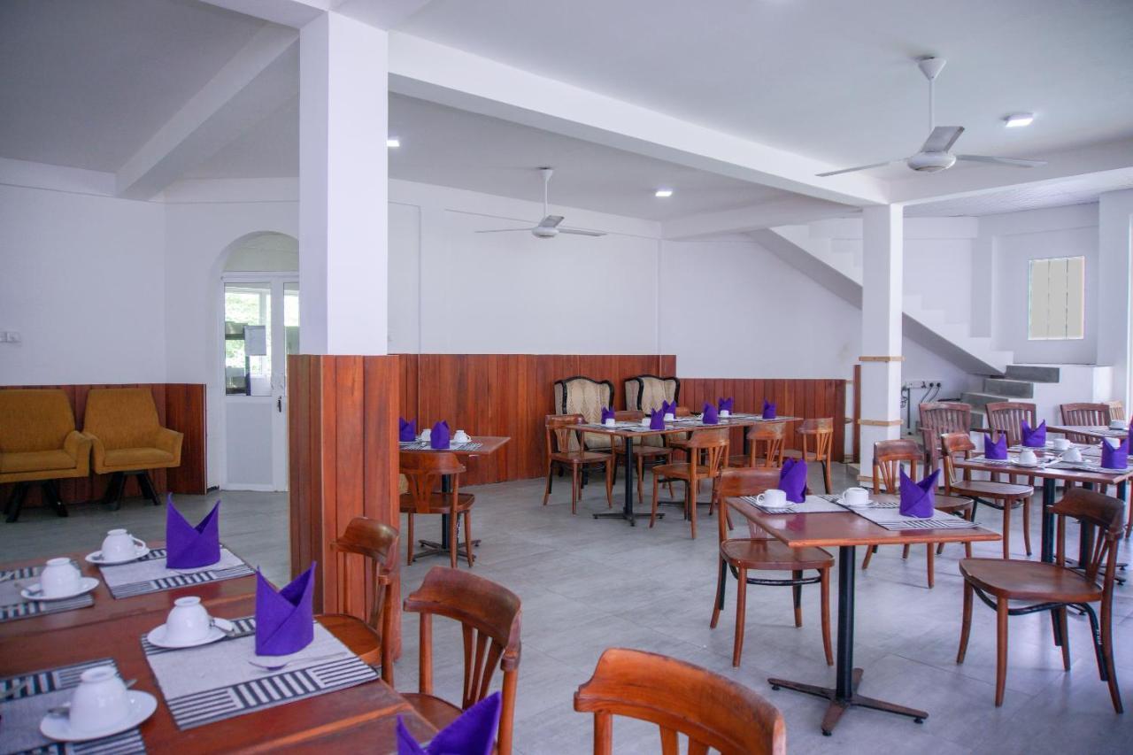 Blue Fox Hikkaduwa Hotel Exterior foto